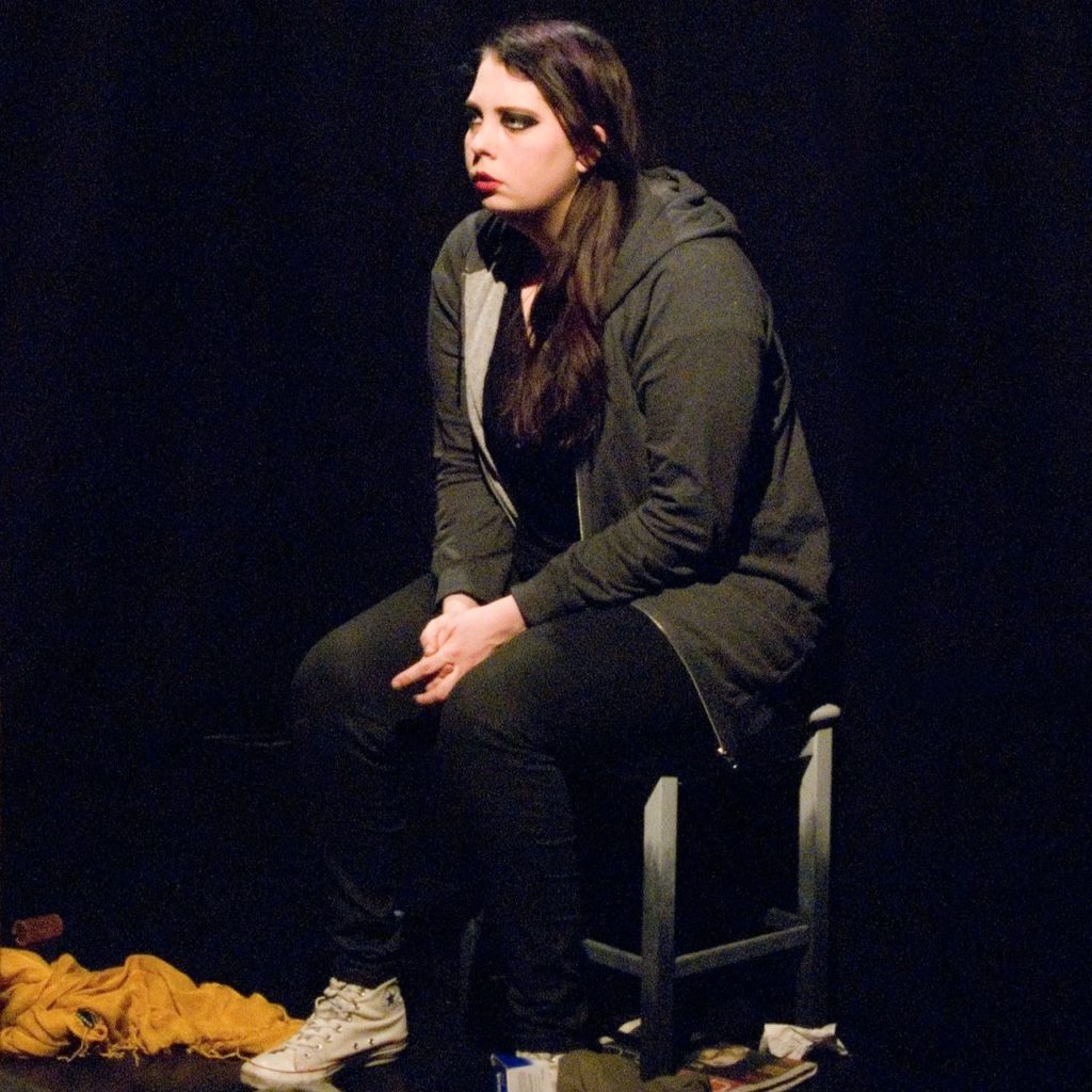 Karaktären Sara i föreställningen Fix You