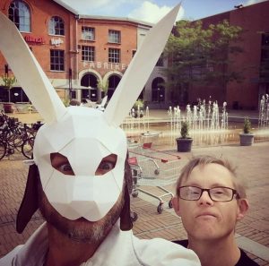 Matthias i kaninmask tillsammans med Niclas står framför fontänen utanför Mobilia